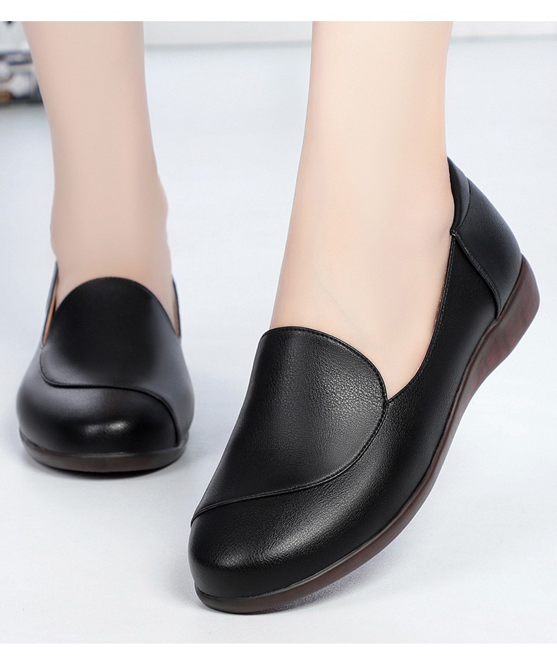 时尚新款鞋靴加肥加大女式中年皮鞋中老年大脚骨宽松女鞋妈妈鞋子软底