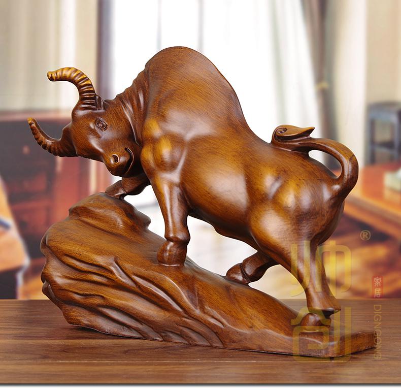 帅创桌面装饰奋斗牛年会商务礼品搬迁木雕牛摆件新房实木工艺品办公室