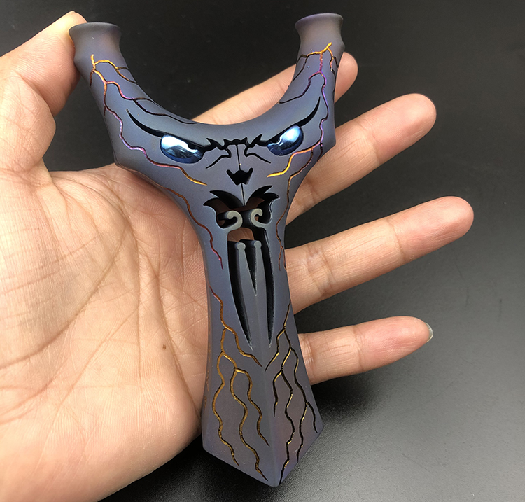 高端钛合金弹弓高准度威力大圆撑头户外竞技烤蓝天罡扁皮弓天罡烤蓝款