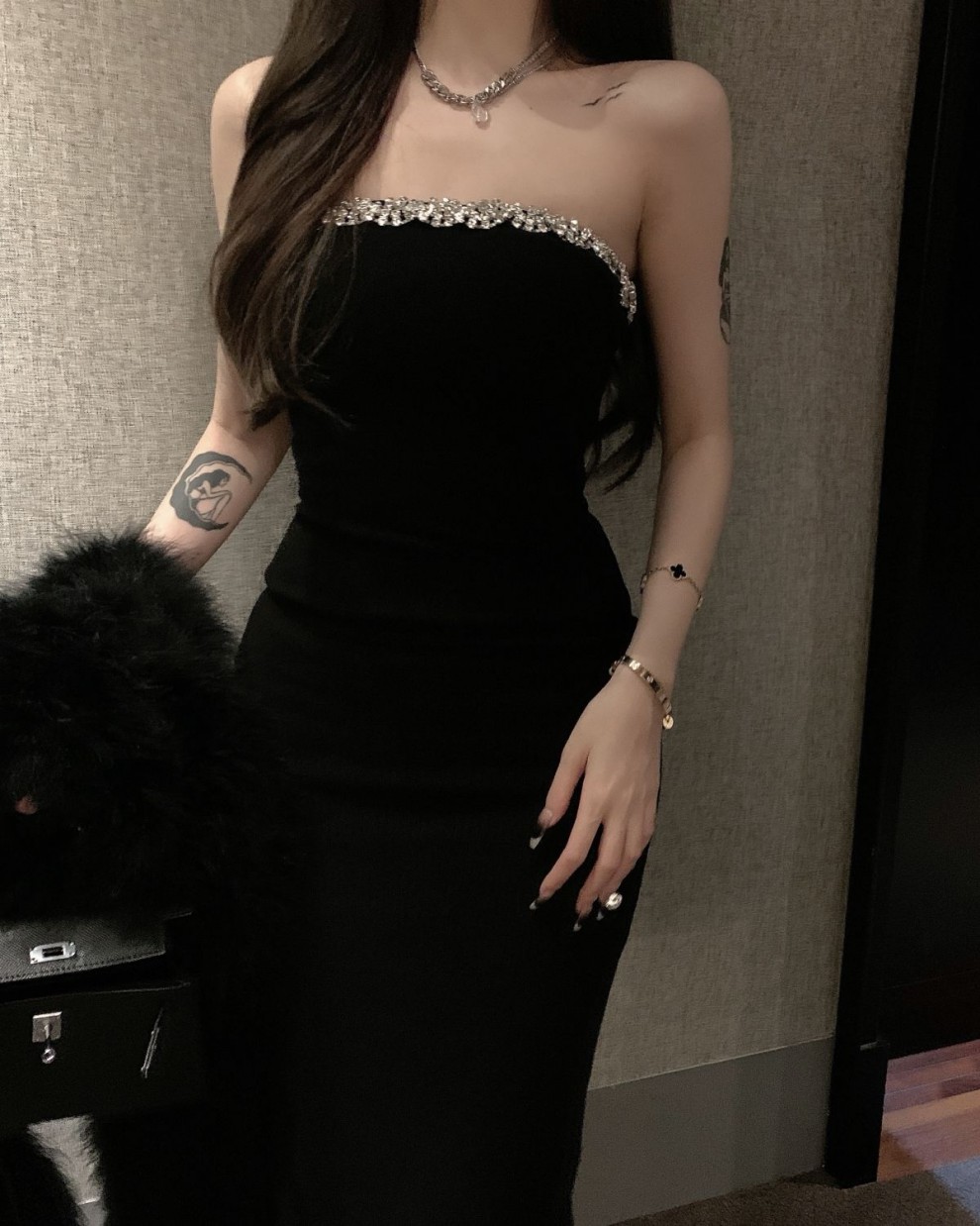 镶钻抹胸连衣裙女收腰显瘦法式气质小黑裙春季纯欲风性感锁骨裙子黑色