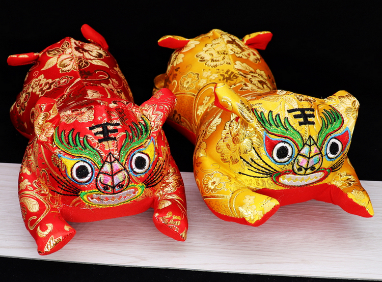 老虎枕头手工刺绣 民俗特色手工艺刺绣布老虎双头虎头枕保平安满月