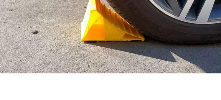 止退器塑料停车位汽车限位器三角木阻车器便捷车载防滑器塑料挡车3916