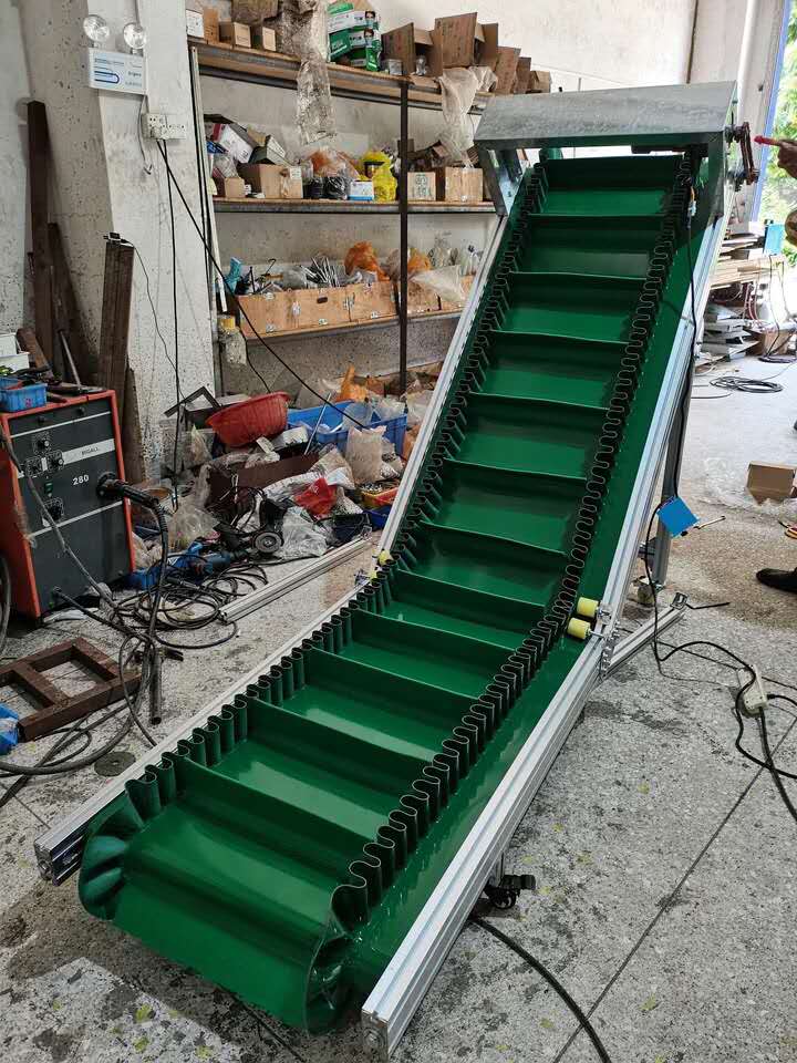 定制小型皮带输送机传送带颗粒玉米棒爬坡上料上货机流水线裙边输送带