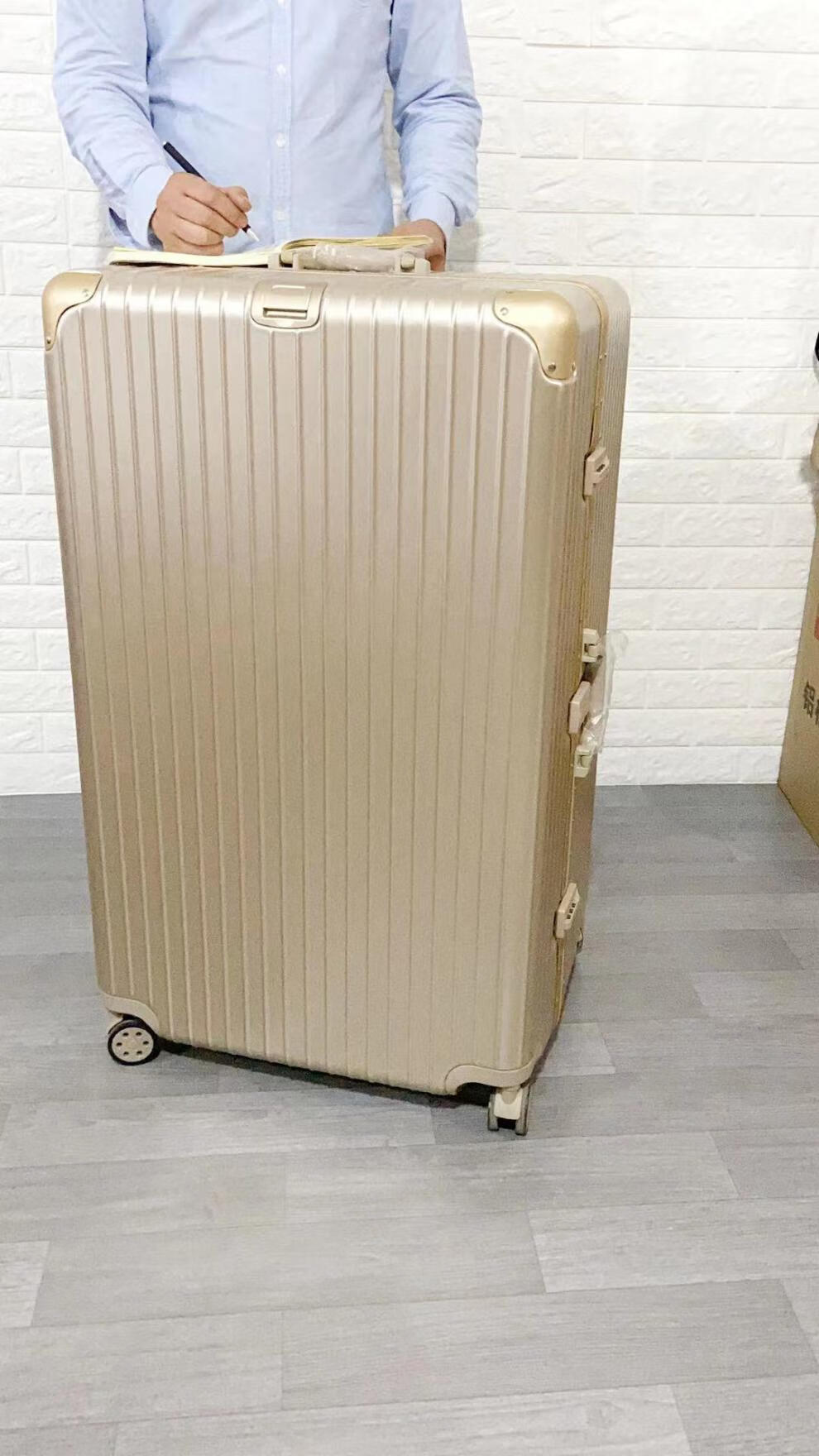 卡帝乐鳄鱼高档轻奢超大100寸旅行箱大容量铝框90拉杆箱大号行李箱