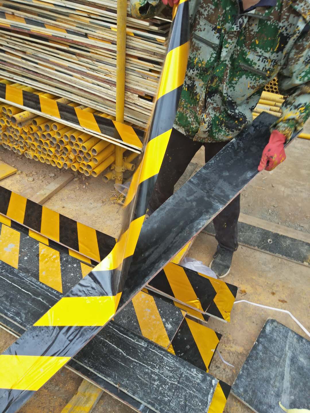 建筑外脚手架踢脚板自粘楼层胶带贴挡脚板钢管贴免漆带胶粘贴 红白20