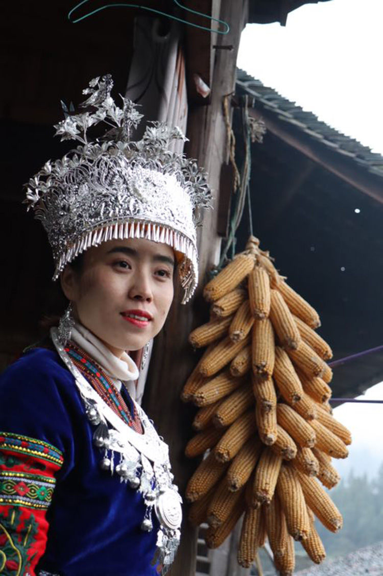 卓梦影少数民族帽子贵州苗族头饰银饰帽子项圈牛角凤凰锦鸡头饰演出