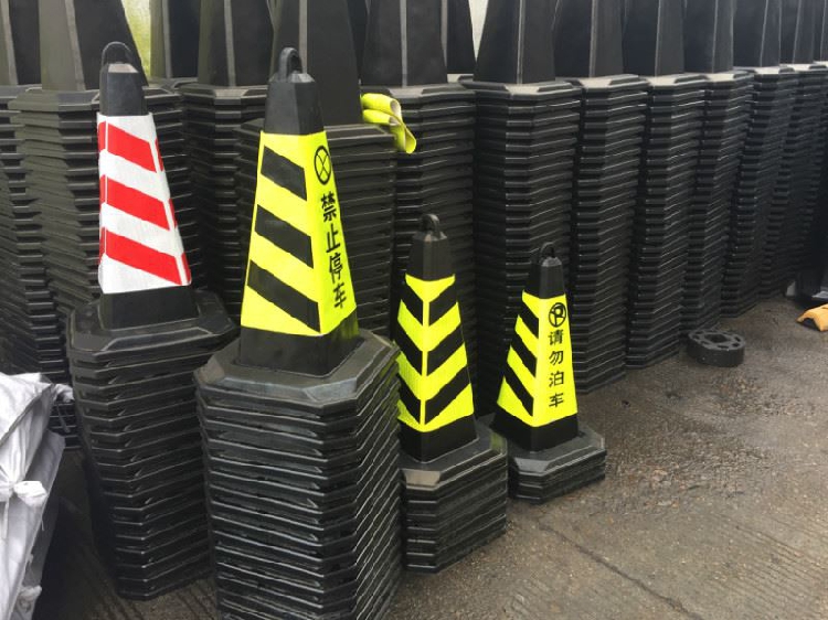 警戒桩桶安全四方锥pu橡胶公路施工反光路锥拦路交通设施隔离墩大号pu