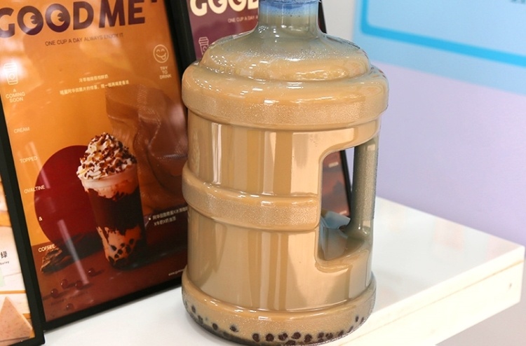 大桶水杯网红奶茶桶装宿舍全家桶潮流女孩水杯迷你大桶夏天手提把防漏