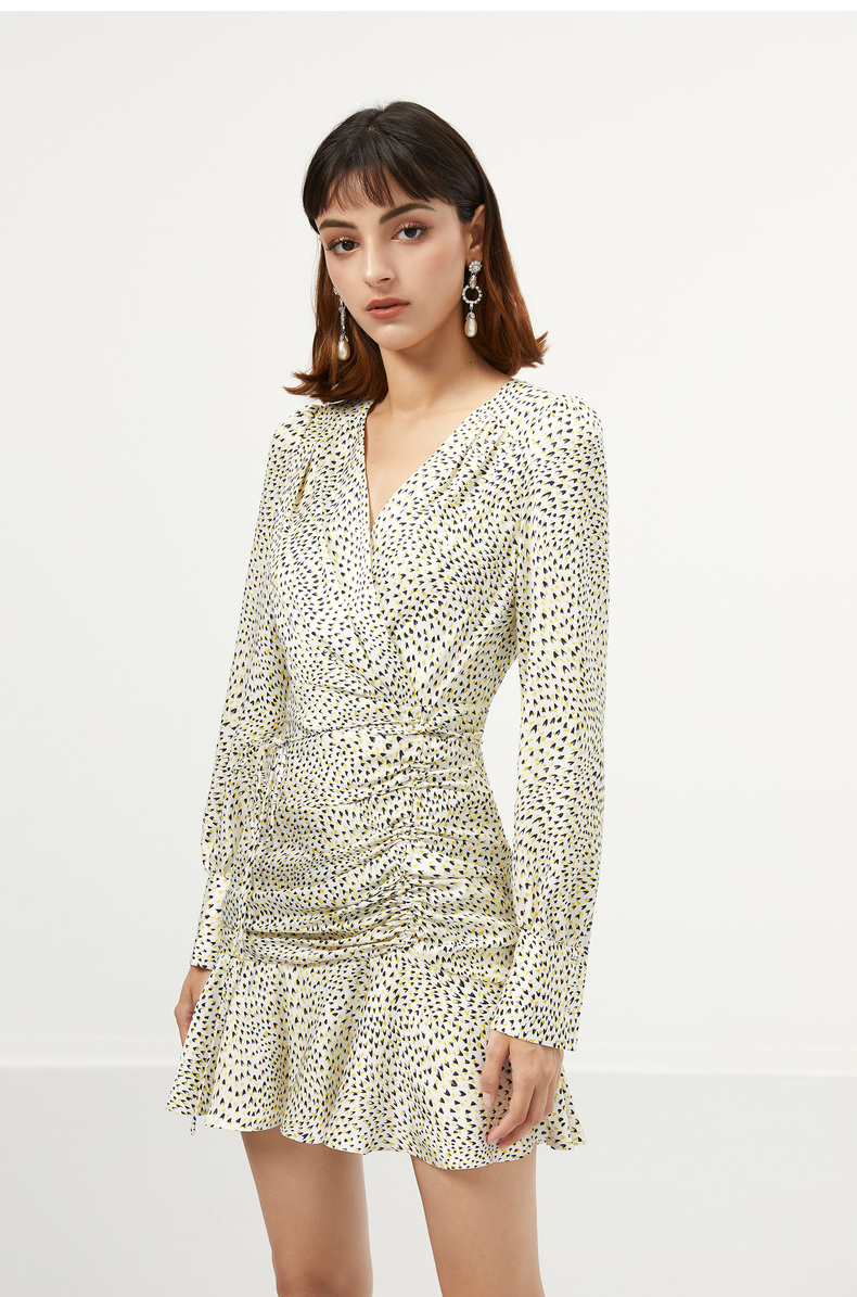 女装 连衣裙 bebe bebe2021秋冬新品女士不规则斜纹印花荷叶边v领