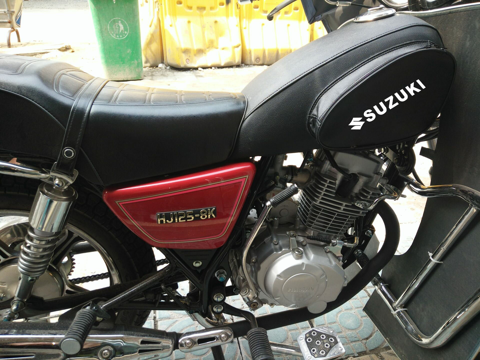 豪爵hj125-8系列铃木gn125小太子通用摩托车油箱皮套 红色带包带标志