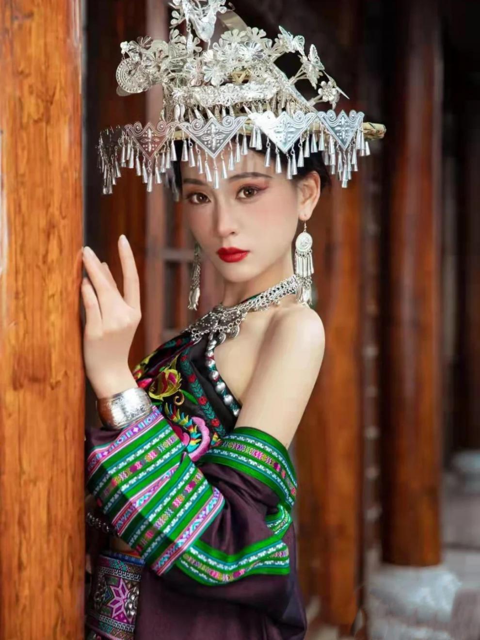 民族特色服装表演服苗族少数民族刺绣抹胸土家族瑶族哈族服饰旅拍摄影