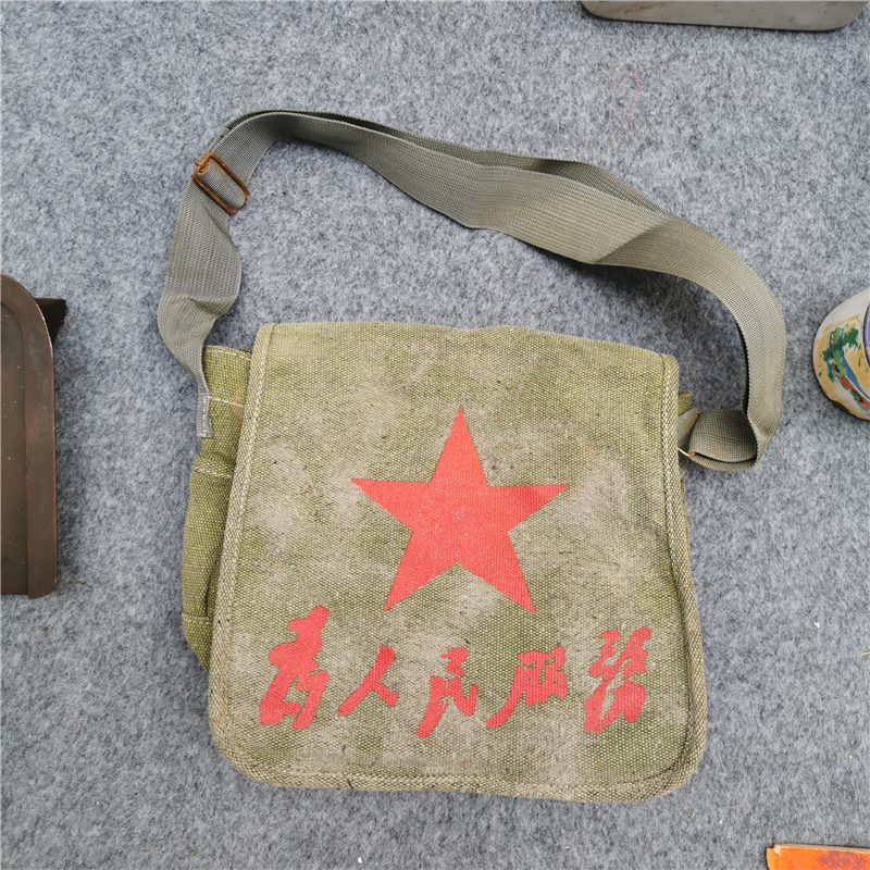 老物件红色老物件行军壶钢盔马灯斗笠冲锋号怀旧装饰纪