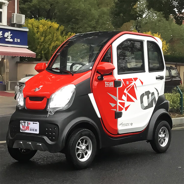 东威电动四轮车a8l成人代步车新能源全封闭电瓶车家用接小孩豪华方向