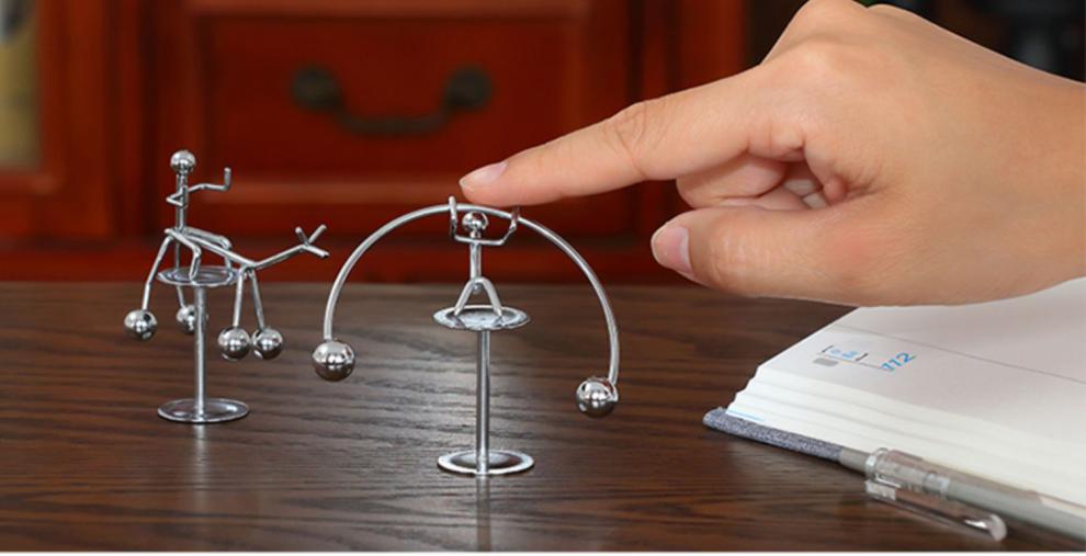 2022新款可狄永动摆件永动机摆件牛顿摆不倒翁平衡人物理反重力创意