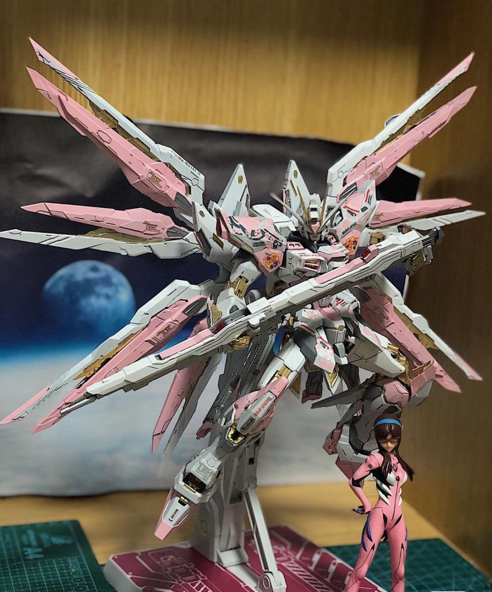 自由高达樱花粉新款 顺丰大班强袭自由mg樱花配色改色喷涂高达模型mb