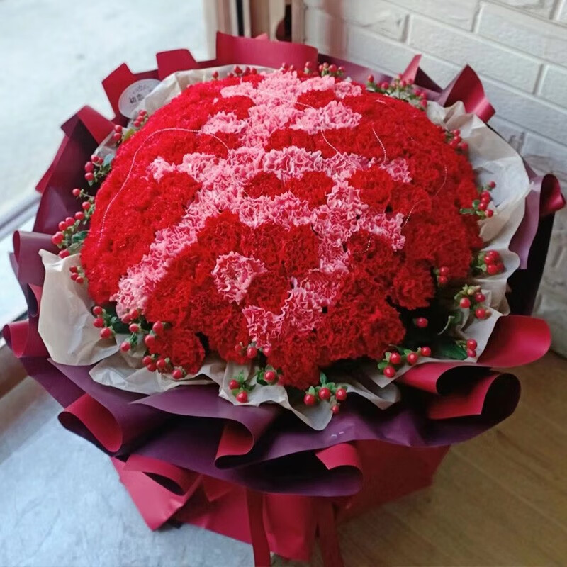 康乃馨鲜花花束同城配送百合全国送花上门 99朵粉红康乃馨拼字花束