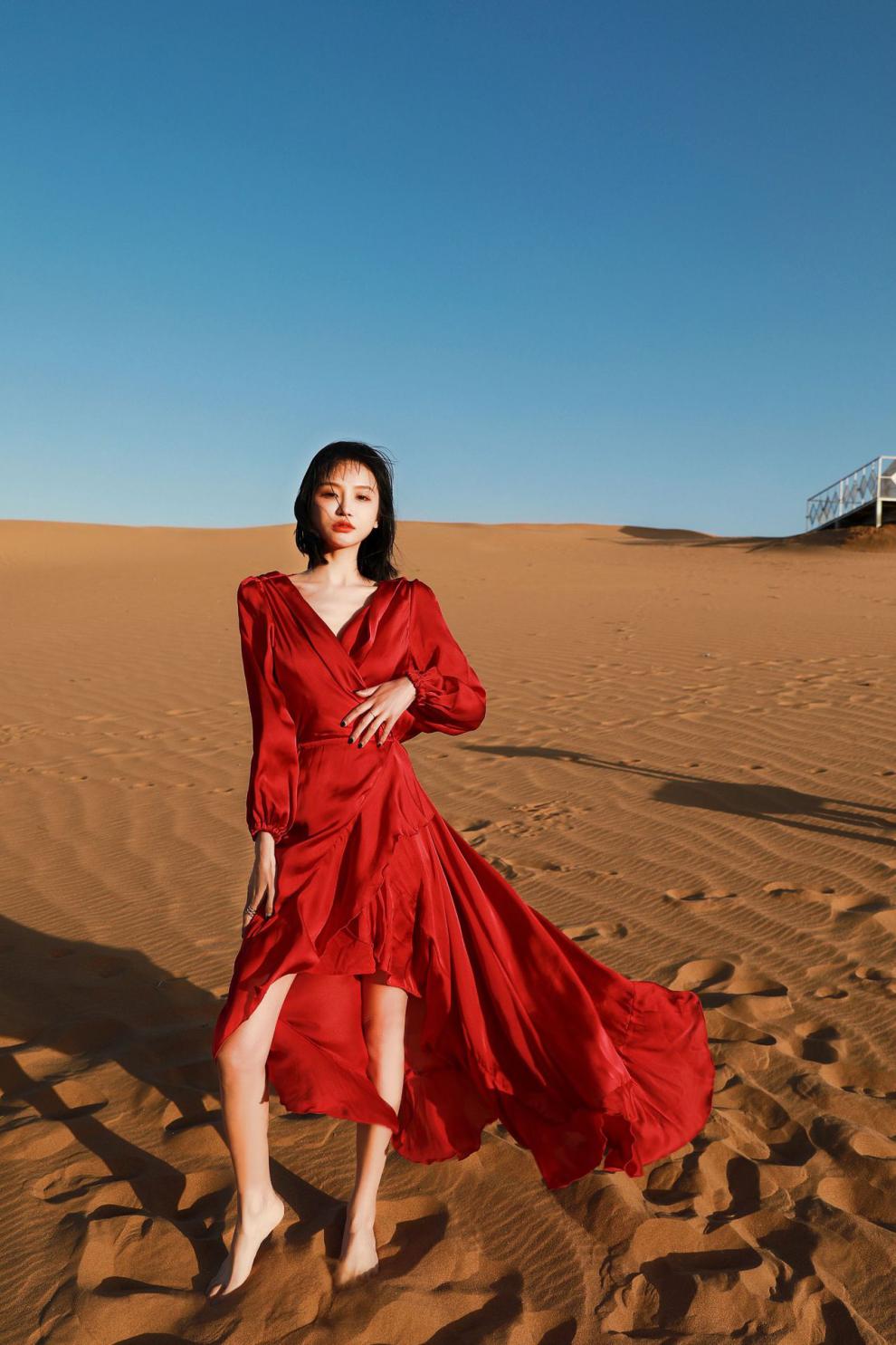沙漠红裙子长袖草原 西藏青海湖海边度假长裙露背礼服旅游拍照红色