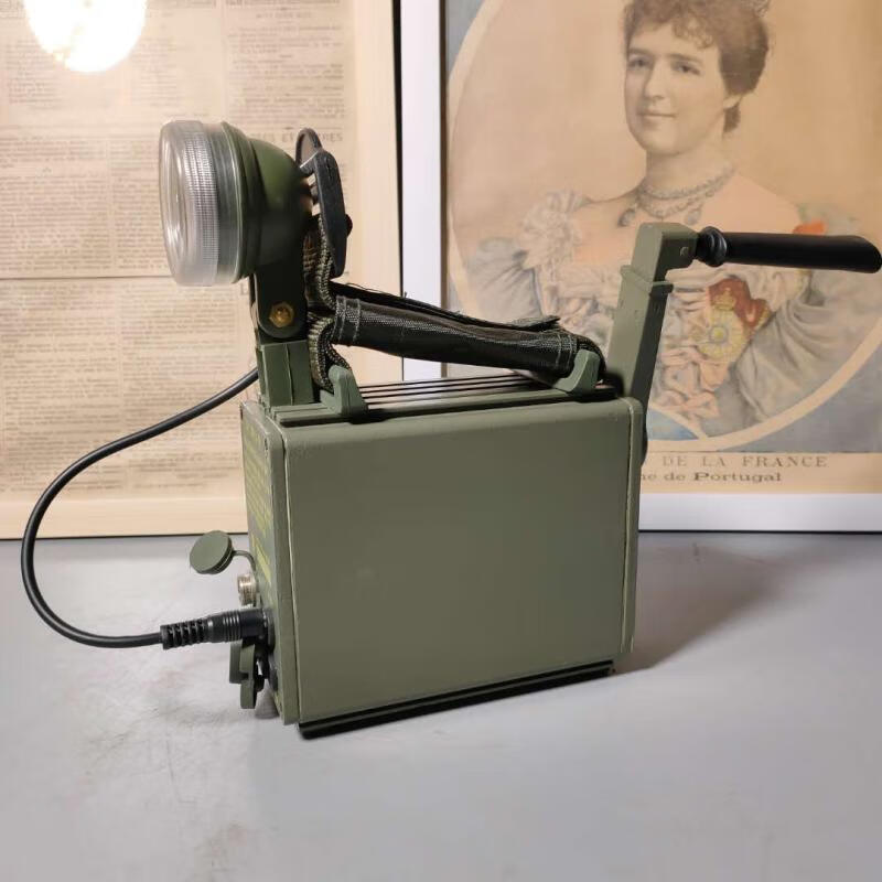 应急怀旧军工老物件便携式老式手摇机械发电机12v充电稳压电源摆件