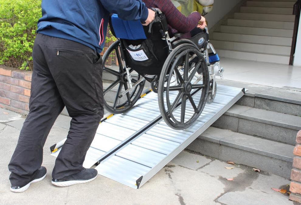 现货无障碍移动坡道轮椅上下楼梯台阶残疾人折叠便携斜坡板 长56*宽75