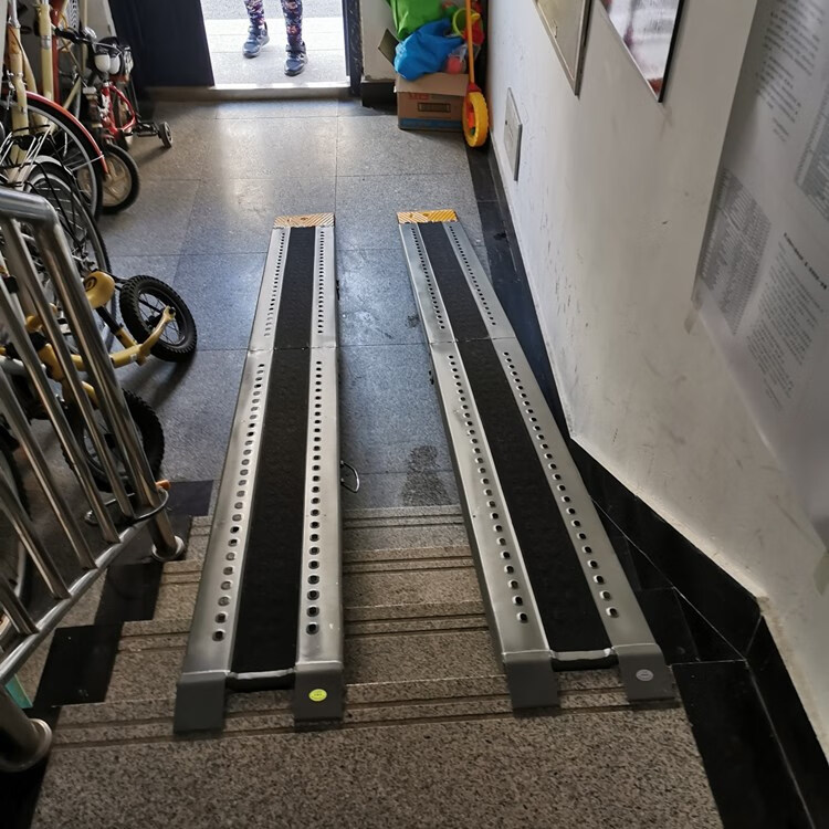 无障碍坡道板楼梯坡道斜坡板可折叠无障碍坡道板摩托上坡上楼台阶板