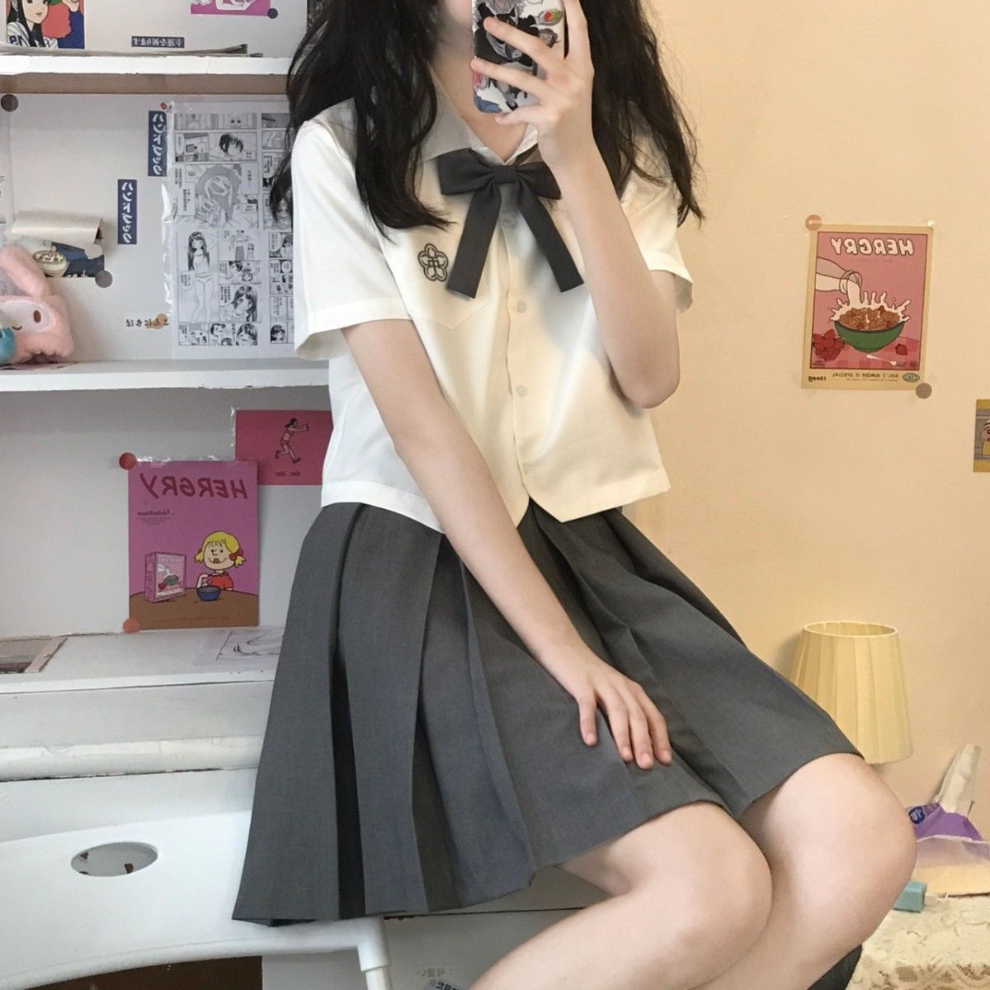 宜芸狐2022夏新款少女学院风jk制服原创奶白色女学生尖领宽松短款短袖