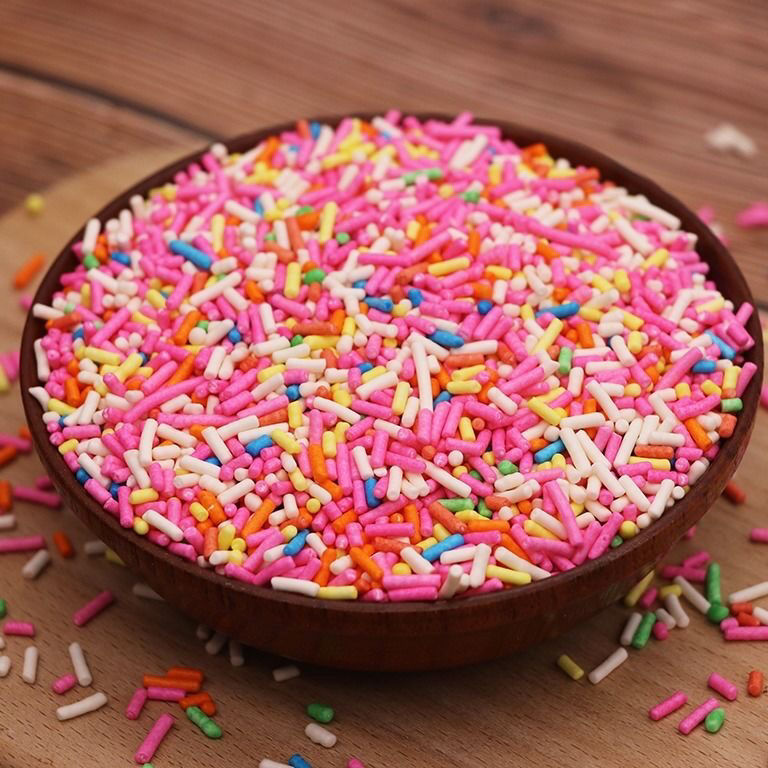 蛋糕上的彩色糖粒图片