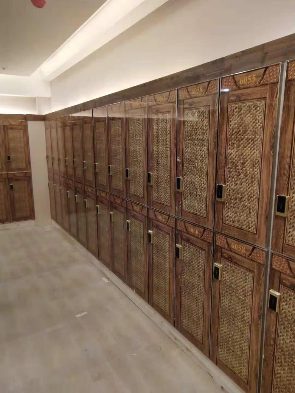 衣柜带锁 木质更衣柜浴室池澡堂员工车间工人存包多层储物柜木制