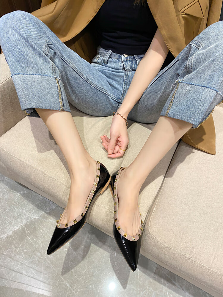 白色浅口尖头平底鞋女气质款2022年新款百搭时尚潮流大码铆钉单鞋