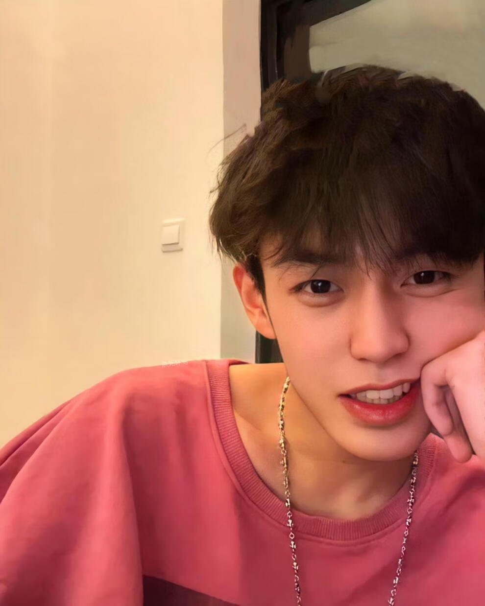 潮牌ins余庆伟同款卫衣t恤人像嘻哈长袖宽松上衣情侣男女玫红色不加绒