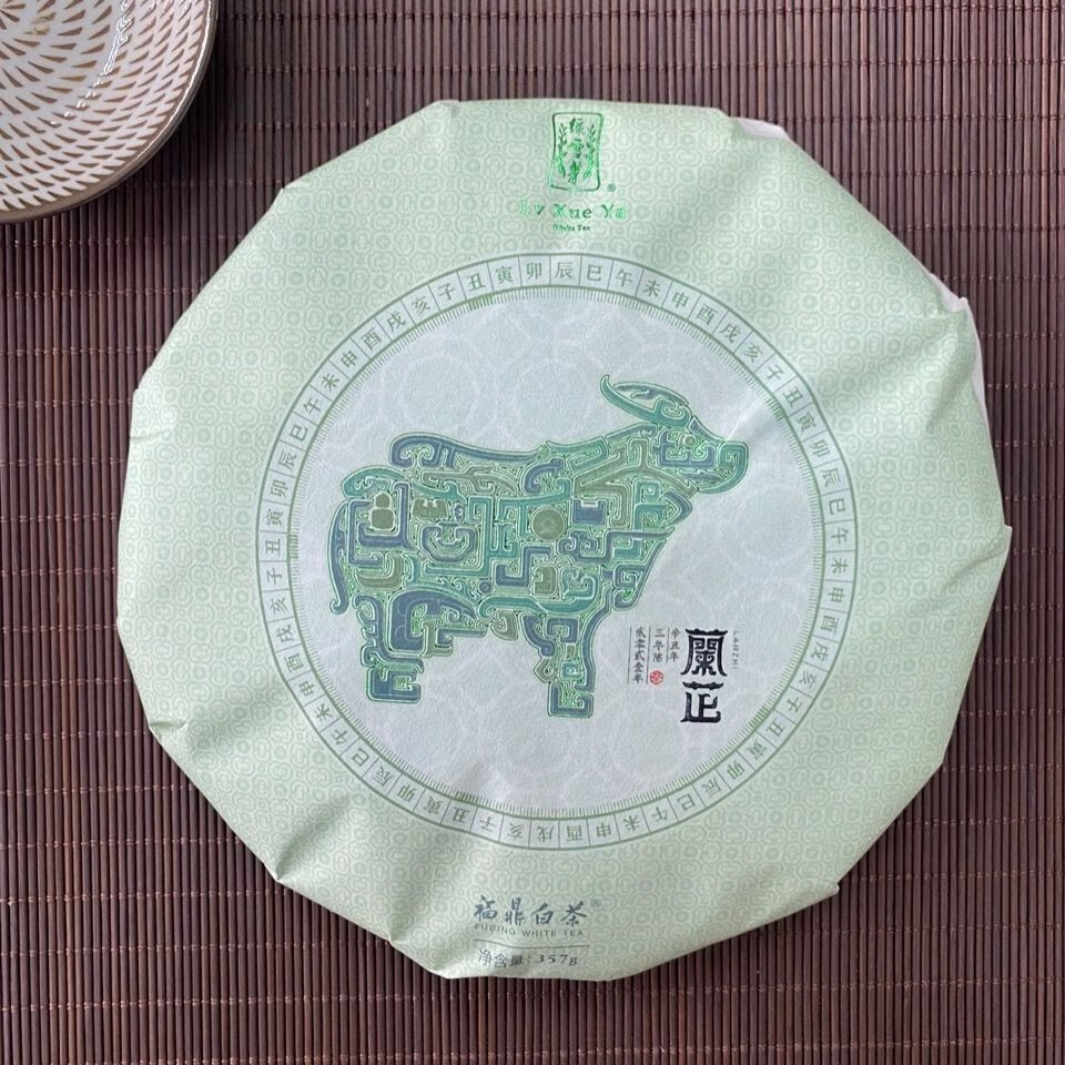 绿雪芽357g饼绿雪芽兰芷牛2018年白牡丹老白茶饼茶叶牛年兰芷红色