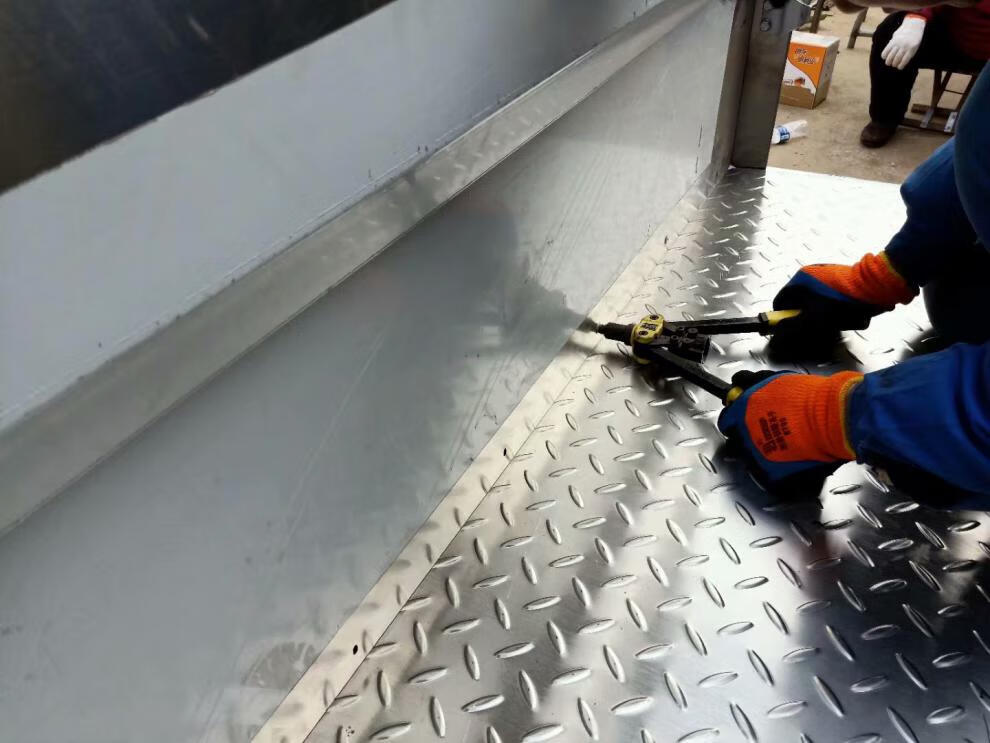 五菱荣光小卡不锈钢车厢护板单排双排包车帮铺车底专用花纹不锈钢双排