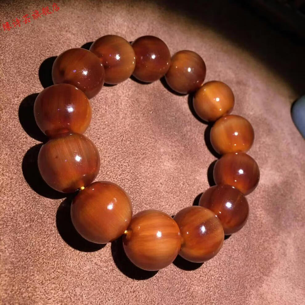 乌龟壳手串的功效与作用 1调节睡眠 血山龟手串具有调节睡眠的功效,将