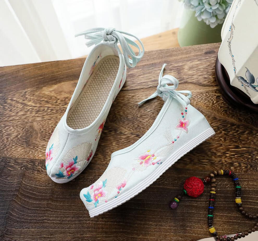 汉服鞋子女古装女布鞋女民族风翘头古风绣花鞋舞蹈鞋女单鞋翘头玉兔