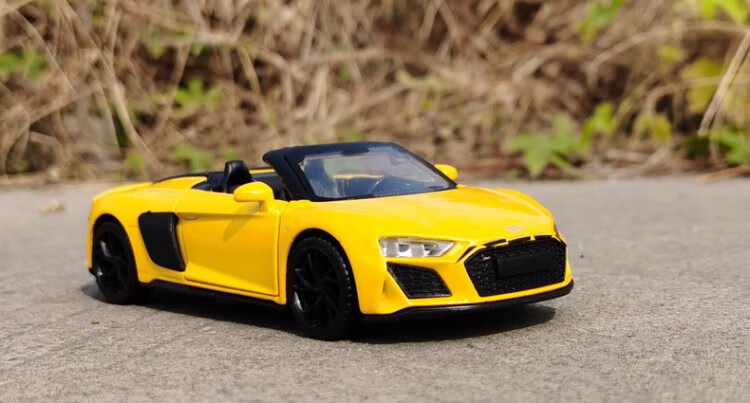 万代1:32奥迪r8敞篷跑车spyder2020合金汽车模型回力声光儿童玩具