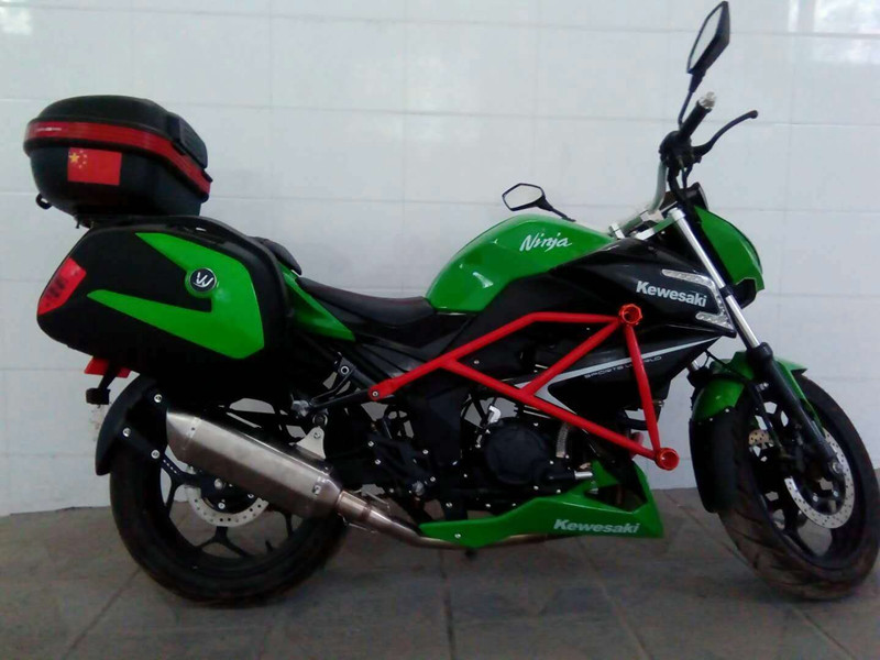 适用春风本田铃木黄龙摩托车边箱电动车尾箱大阳adv350侧箱改装 带led