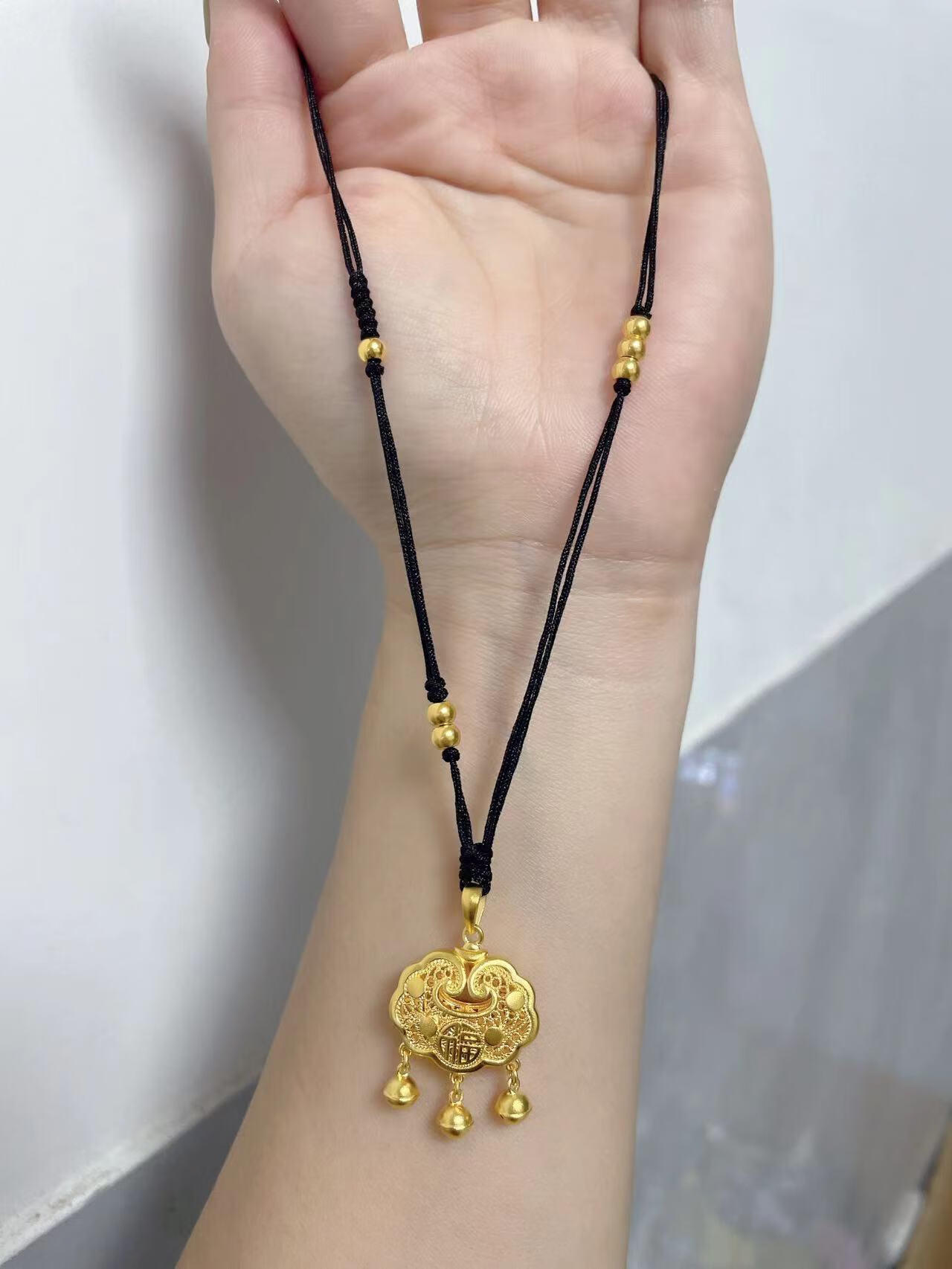 锁福字金锁吊坠镂空铃铛金坠子编红绳 足金中号长命锁吊坠 1颗转运珠