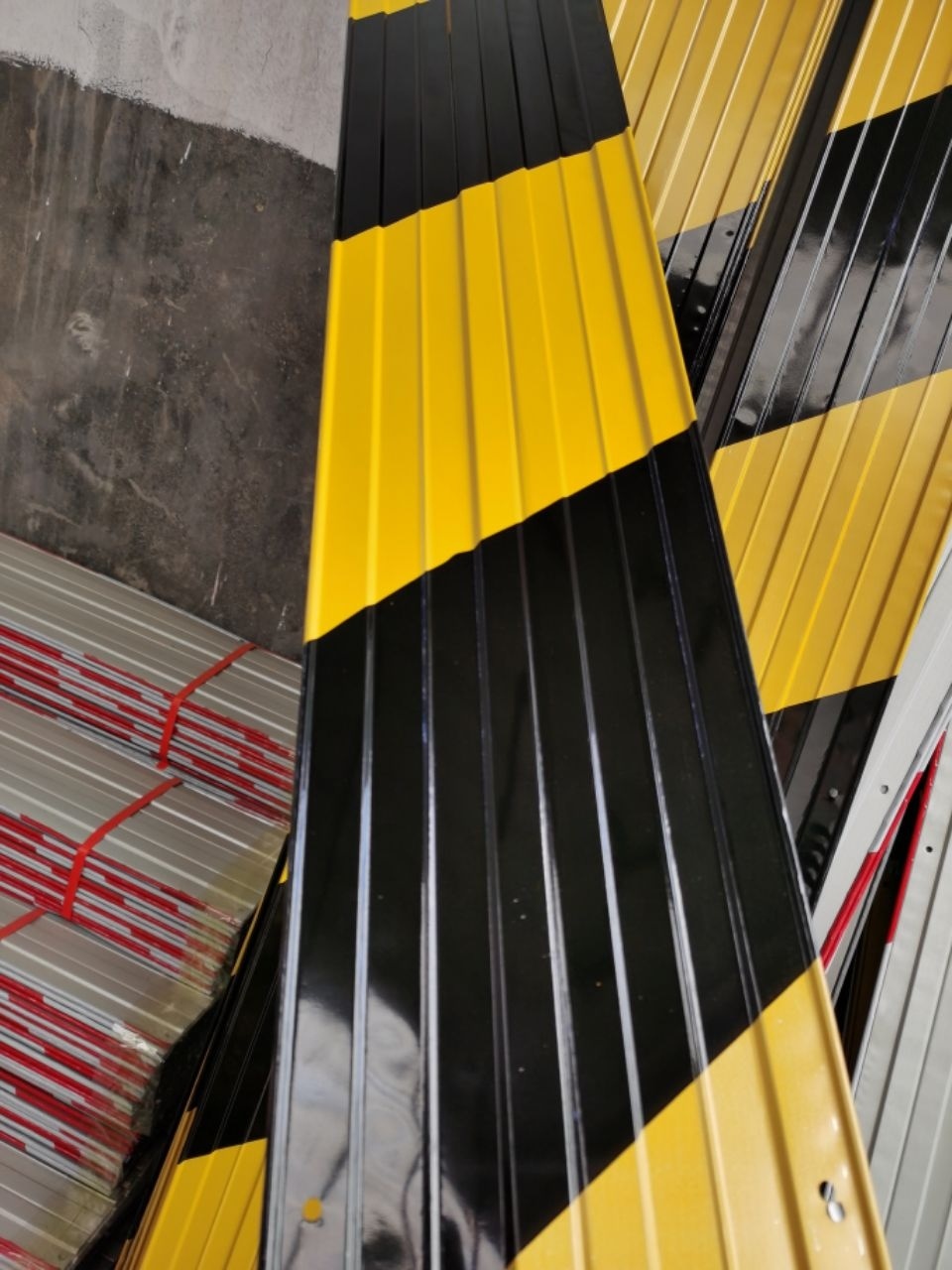 建筑工地踢脚板土地挡脚板脚手架外架踢脚线防护铁皮警示带隔离带