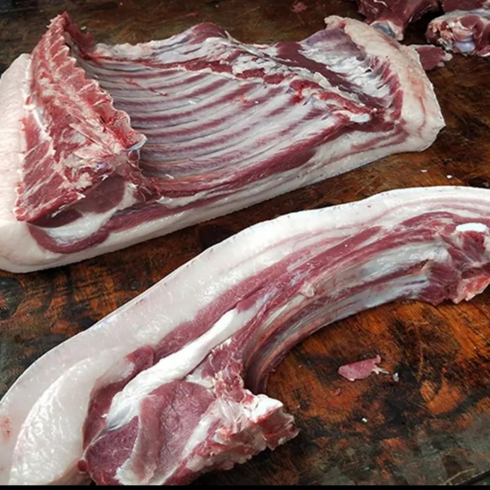 散养藏香母猪与长白公猪配种土猪肉,现杀土猪肉.