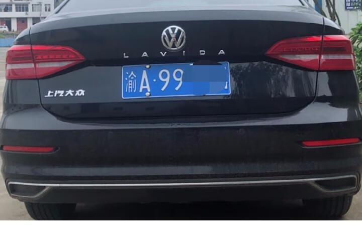 大众带字母车贴速腾