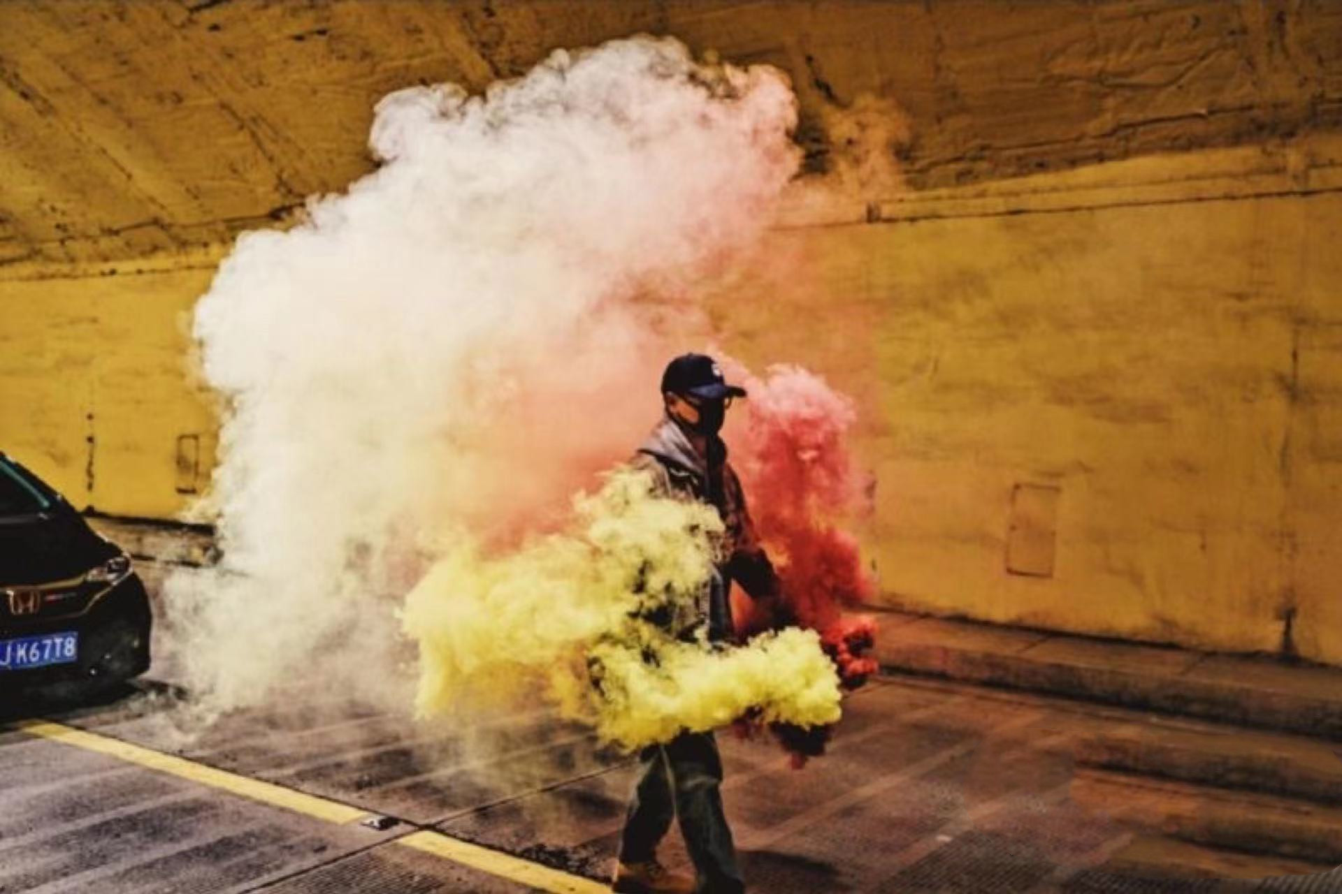 2022新款烟雾手弹彩雾棒cs户外拍照街拍冒烟运动会蹦极彩色烟婚纱摄影