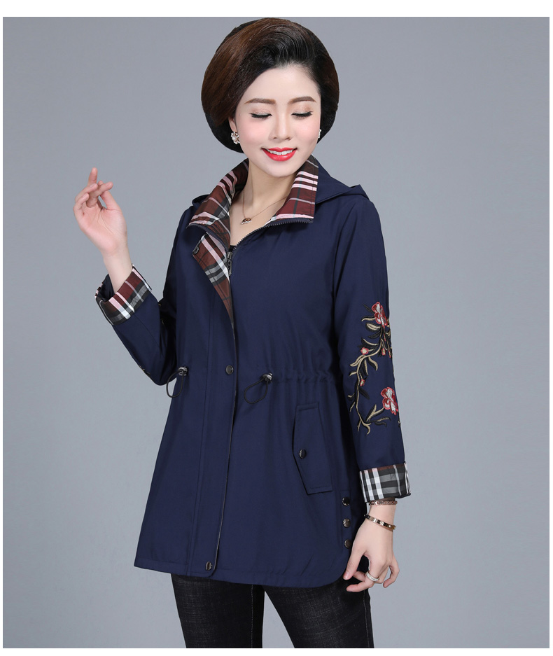 南糖三色中年妇女春秋时尚显年轻外套妈妈风衣女中长款洋气中年妇女