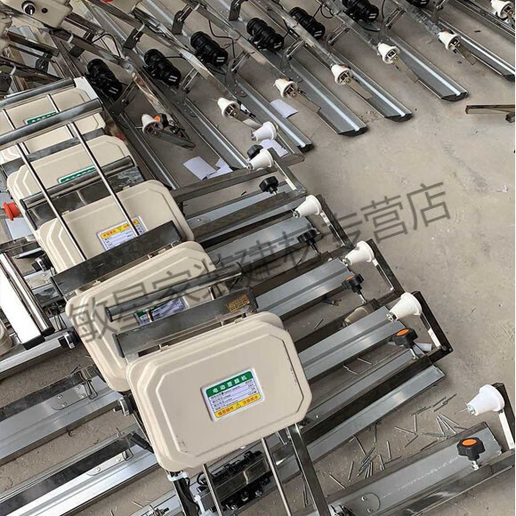 混凝土覆膜机定制一体机电动去脚印震动铺膜机建筑工地水泥池盖膜机