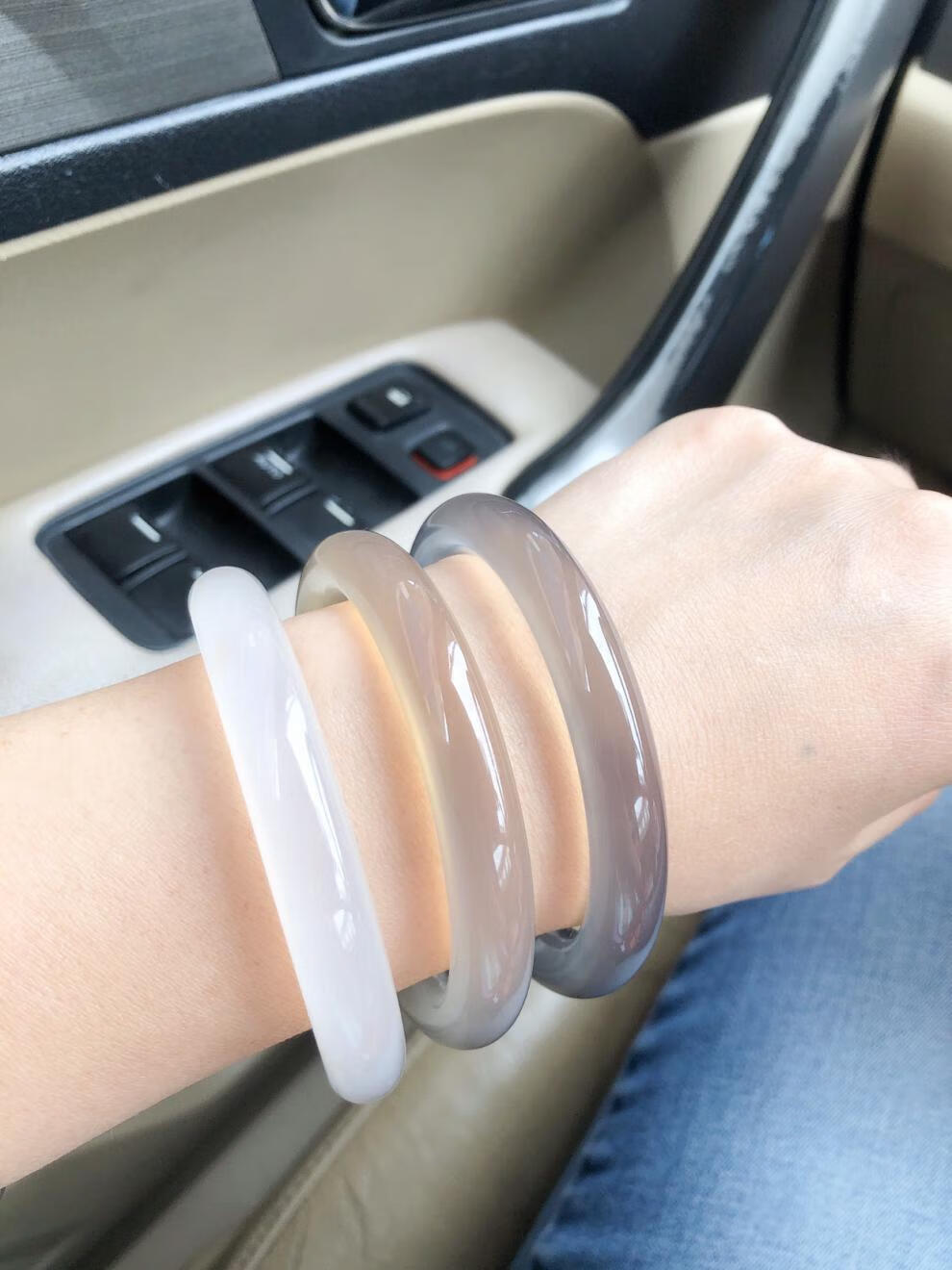 马达加斯加玛瑙圆条手镯女白冰种香槟色玉髓镯子荔枝冻起荧光衬肤定制