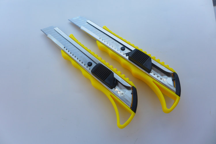 大号美工刀裁纸刀 介刀壁纸刀开箱刀 包胶刀柄 电工绝缘柄五连发 c款