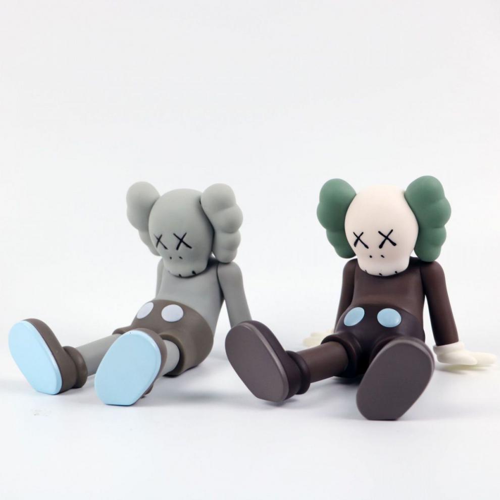 kaws考斯汽车摆件可爱公仔中控台车载内装饰香薰创意女男大g 小号坐姿