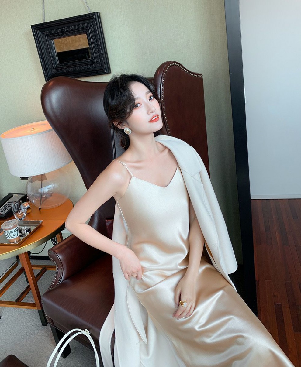 女生睡衣夏季冰丝吊带睡裙薄款连衣裙缎面家居服纯色简约性感露背a字