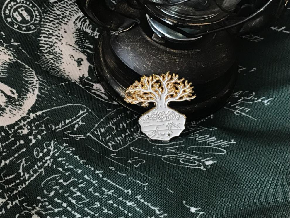 现货,拍下3天内即可发货设计理念:半朽世界树,一半生一半死,世界还