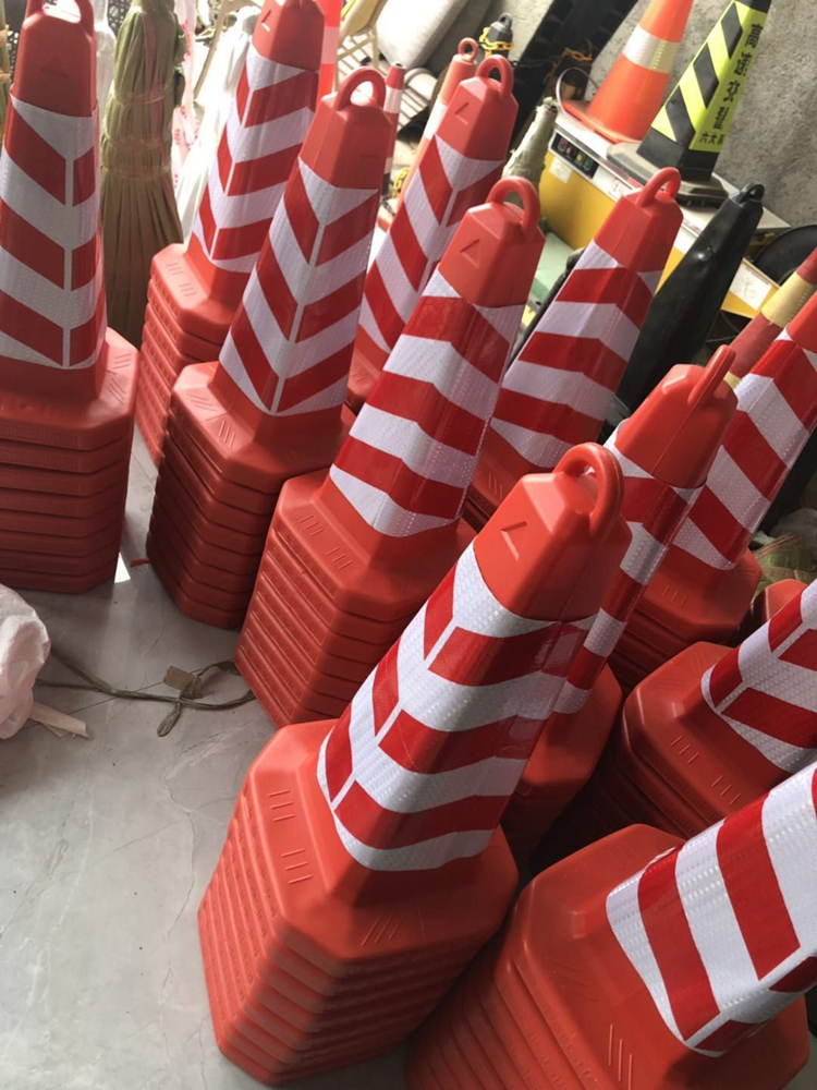 反光三角锥安全交通路障柱地锥形雪糕桶筒隔离墩路锥停车位桩 普通款