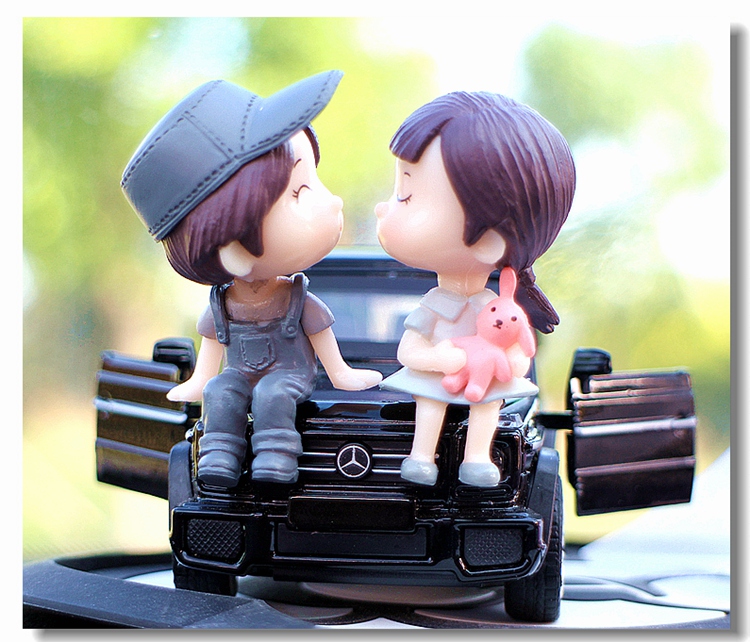 可爱汽车摆件亲嘴娃娃公仔吉普模型男女网红情侣车载中控台饰品军绿色