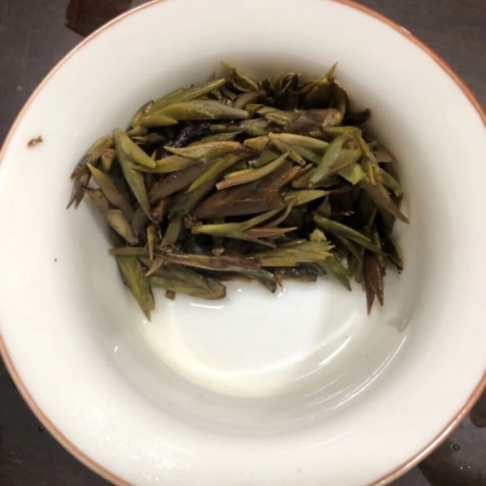 雀嘴茶 2022年早春明前云南小黑山古树普洱生茶紫芽孢红 500克【图片